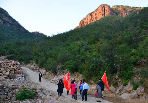 1603017282321404.jpg 大山里来了采风团 李东顺摄.jpg