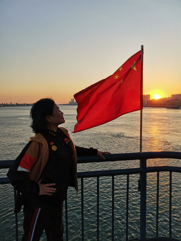 摄影：王西霞     剪影：我爱我的祖国.jpg