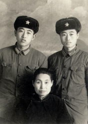 1607321786810847.jpg 妈妈到部队看望铭志和铭华.jpg