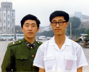 和铭学在沈阳留影 稿250.jpg