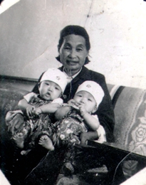 1608441393504289.jpg 妈妈在大庆哄孙女_高260.jpg