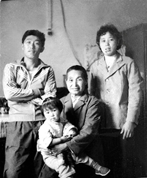 1608441425798583.jpg 妈妈在内蒙哄孙女_高260.jpg