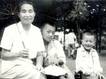 1608441500264645.jpg 妈妈和大喜二喜在沈阳合影_高260_副本.jpg