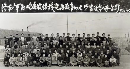 8农场济南军区炮兵农场大学生连1970.1..jpg