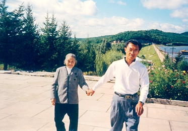 妈妈和孙子周恺在香磨山水库 高260.jpg