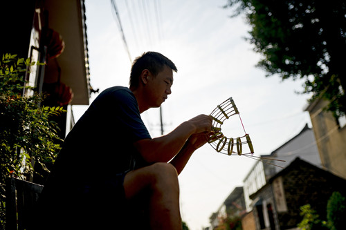 1610525253132464.jpg 5儿子成了新一代的扎纸艺人_副本.jpg