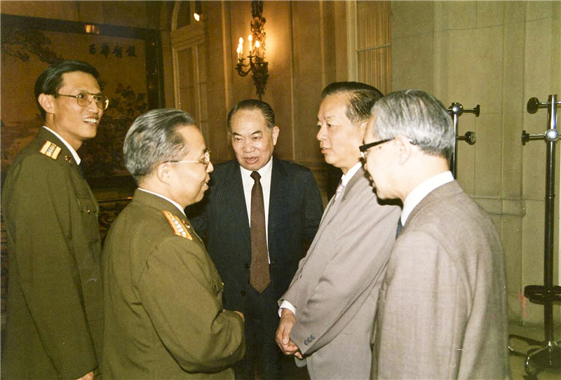 4.张林初1990年与时任外长钱其琛和周觉大使在我国庆招待会上.jpg
