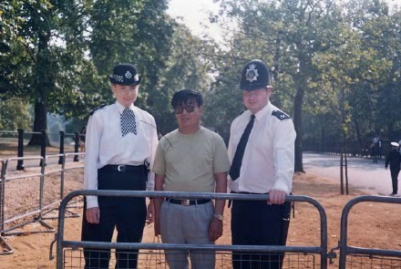56海德公园与警察合影1995.8..jpg