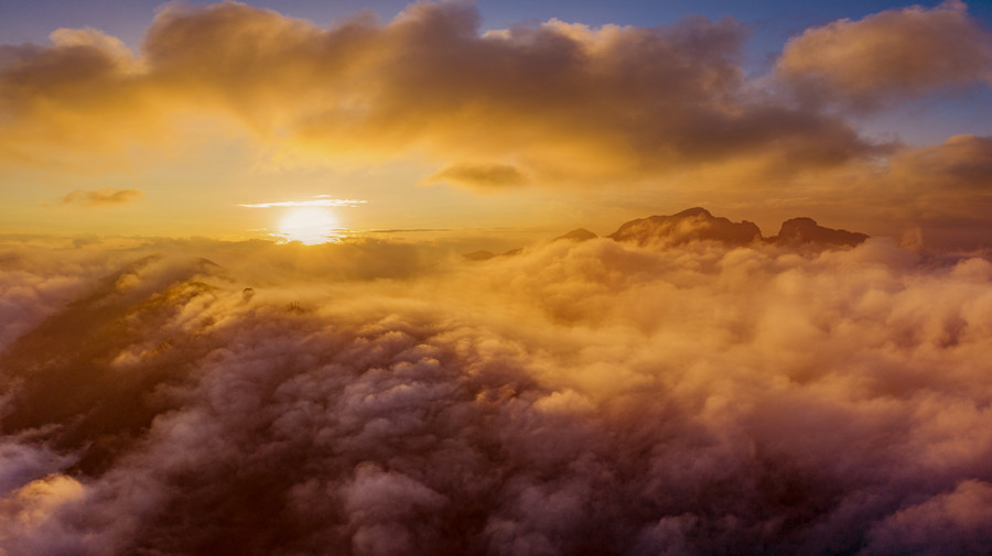 重阳节《五老峰晨曦云海》罗匡龙  摄  拍摄地：庐山、拍摄时间;20121.09.12电话：13870278266.jpg