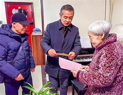 【虎年春节】《关爱》摄影王强13305529185。2022.1.21蚌埠市发改委的负责同志，春节前慰问离退休老同志，送到慰问品和慰问信，也送去了党的温暖。.jpg
