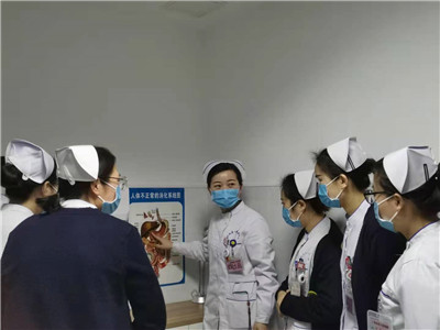 平时工作时，给护士们做理论和现场指导.jpg