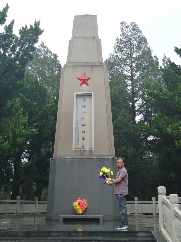 1654947290140640.jpg 005作者叶青松向刘老庄连八十二烈士献花。.jpg