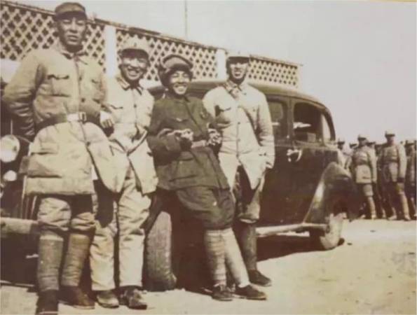 1658132150913995.jpg 仲曦东与刘涌、于得水等在东海军分区驻地留影(1).jpg