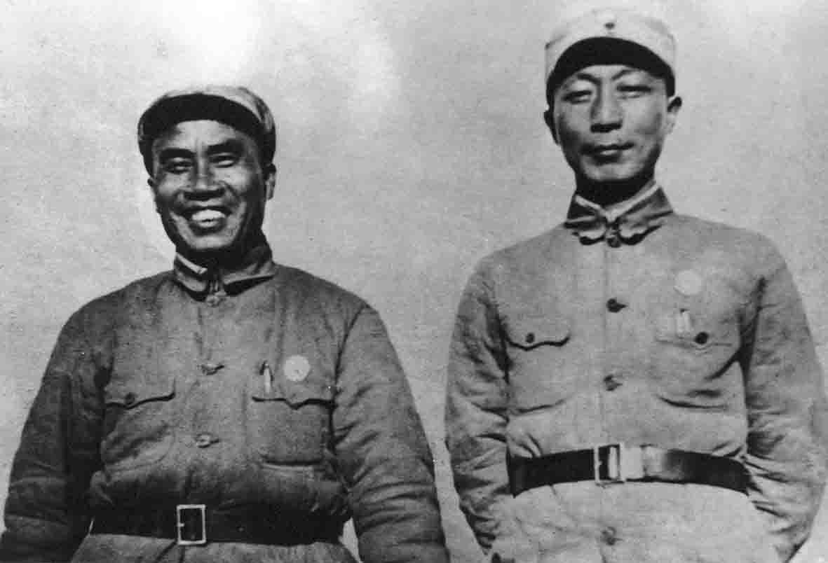 1661071788257760.jpg 10-2,1940年,在晋东南桐峪,朱老总和聂荣臻一起检阅了李德才所在的南下支队.jpg