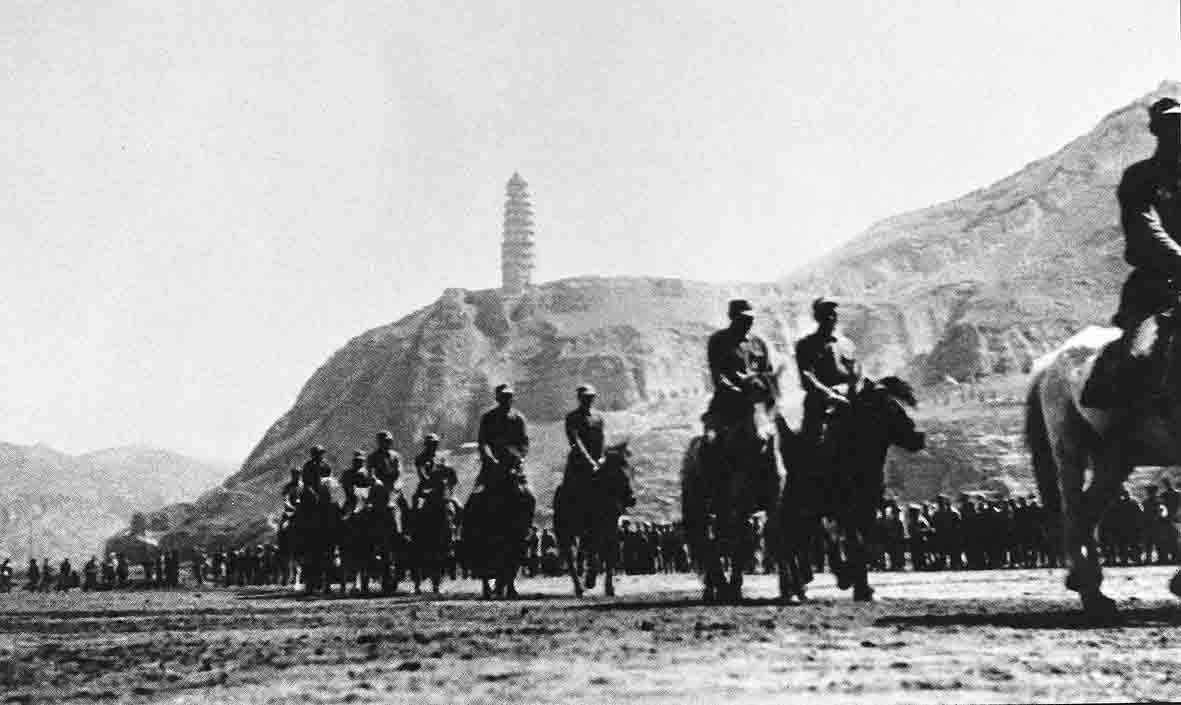 1661138118140916.jpg 12-1, 1943年,经过长途跋涉,李德才来到延安,上了中央党校.jpg