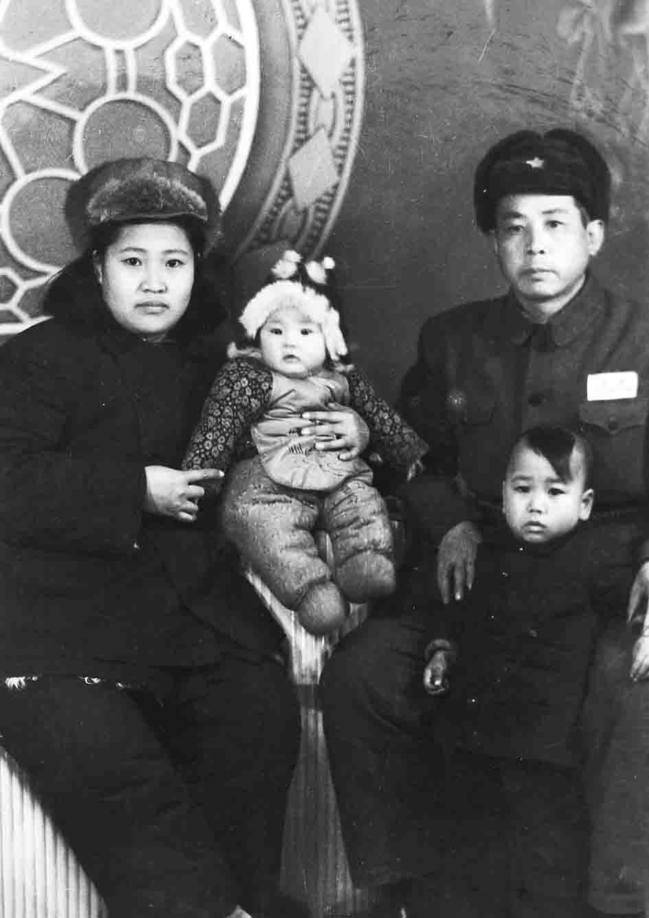 1662202232301136.jpg 19-3,解放战争中的李德才夫妇和孩子.jpg