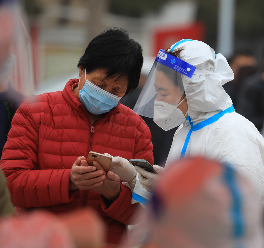 1662945198737995.jpg 《互助友爱》胡英丽13181895999荣成市南山北路88号成山嘉苑A栋1401 2022年3月13日,荣成市启动全员核酸检测。在荣成市玉龙社区核酸检测现场,志愿者大白认真指导社区居民扫码登记,让我们在疫情阴霾笼罩的情况下感受到一丝互助有爱的春意_副本.jpg