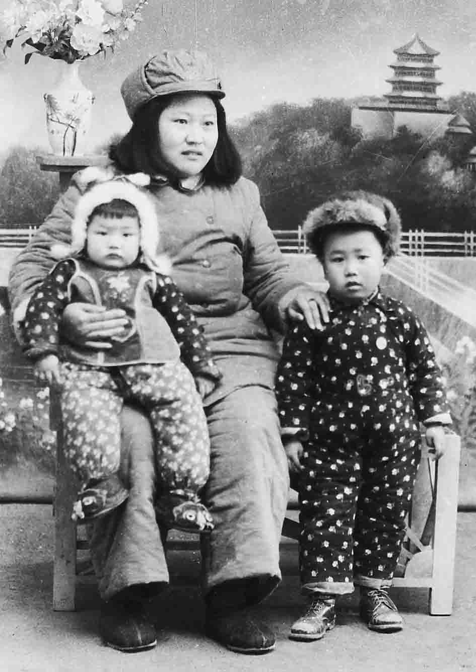 1663807624348342.jpg 21-1,解放初期张素珍和2两个孩子.jpg