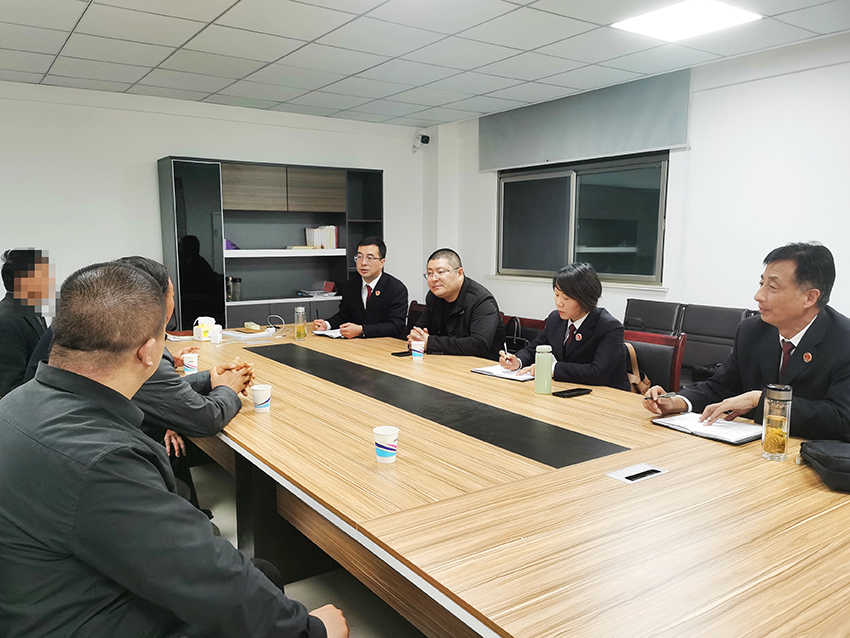 检察官在村委会组织召开公开听证（摄影：陈媛媛）.jpg