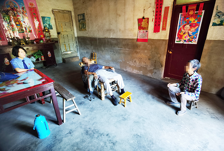 检察官到当事人家中走访调查（摄影：蔡方帅）.jpg