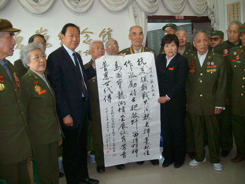 张爱兰代表老战士之家在魏巍遗骨安葬仪式上赠送缅怀书法作品_副本.jpg