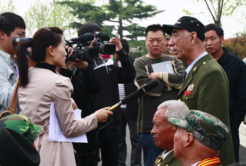 郑州抗美援朝老战士之家宣讲团代表在魏巍遗骨安葬仪式上接受媒体采访_副本.png