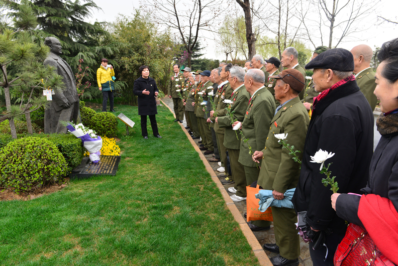 张爱兰在为魏巍扫墓仪式上讲述魏巍在朝鲜采访的故事_副本.jpg