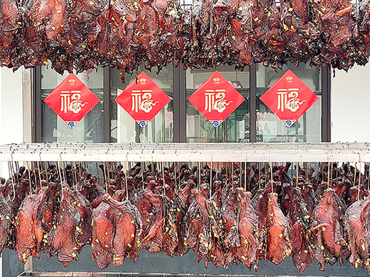 《腊味》摄影李文萍13705525255 2023年元旦这天，蚌埠卫食园为市民准备了丰盛的年货，各种腌腊制品，琳琅满目，吸引众多市民，前来观光购物。.jpg