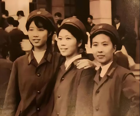 1675828660101955.jpg 军校同学三支花(自左至右郑江滨、王援朝、段志英).jpg