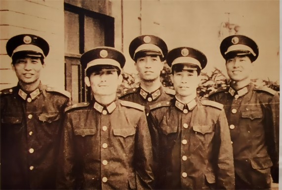 1675828770206380.jpg 西安政院学员毕业前留影(1).jpg