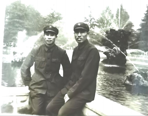 1675828835138824.jpg 与同学王兆贵摄于西安.jpg