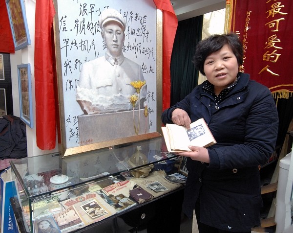 1690310899830771.jpg 张爱兰向新华社记者介绍老战士捐赠物品5_副本.jpg